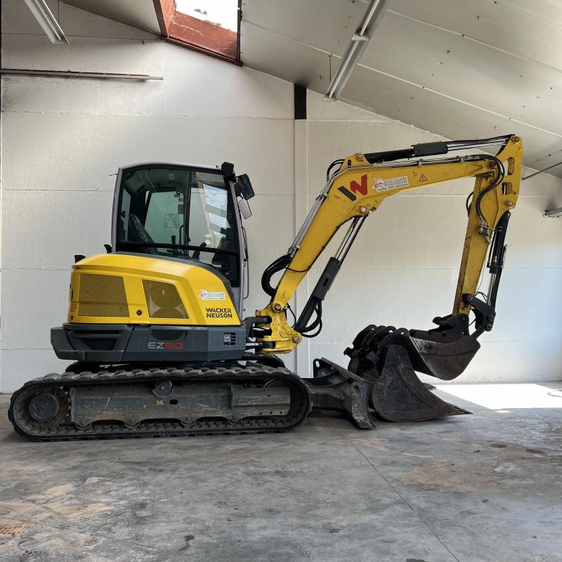 Mini-pelles Avant : guide et comparatif