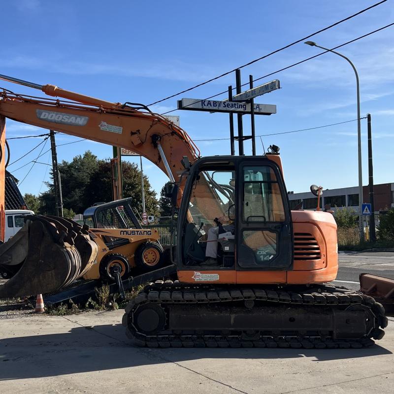 Louer une pelleteuse pour vos travaux privés : permis, sécurité et conseils